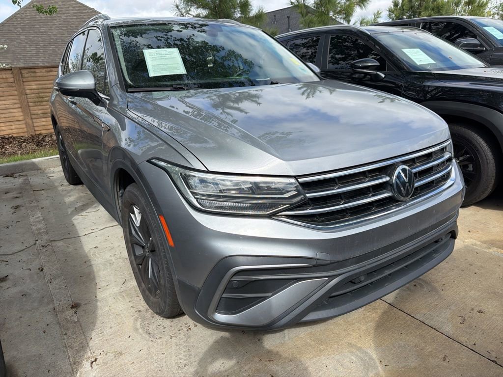 Used 2022 Volkswagen Tiguan SE w/ Panoramic Sunroof Package image 2