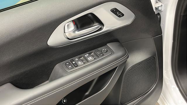 Used 2024 Chrysler Pacifica Limited FWD image 19