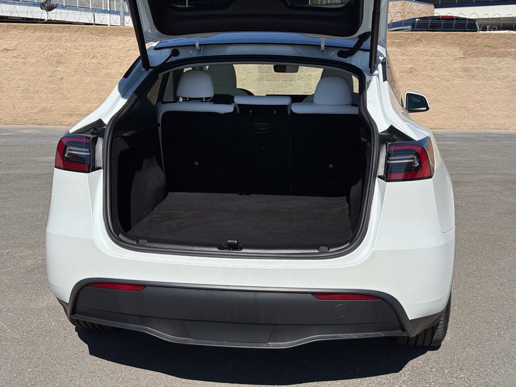 Used 2023 Tesla Model Y 2WD image 13