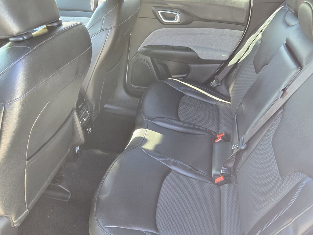 Used 2024 Jeep Compass Latitude image 12