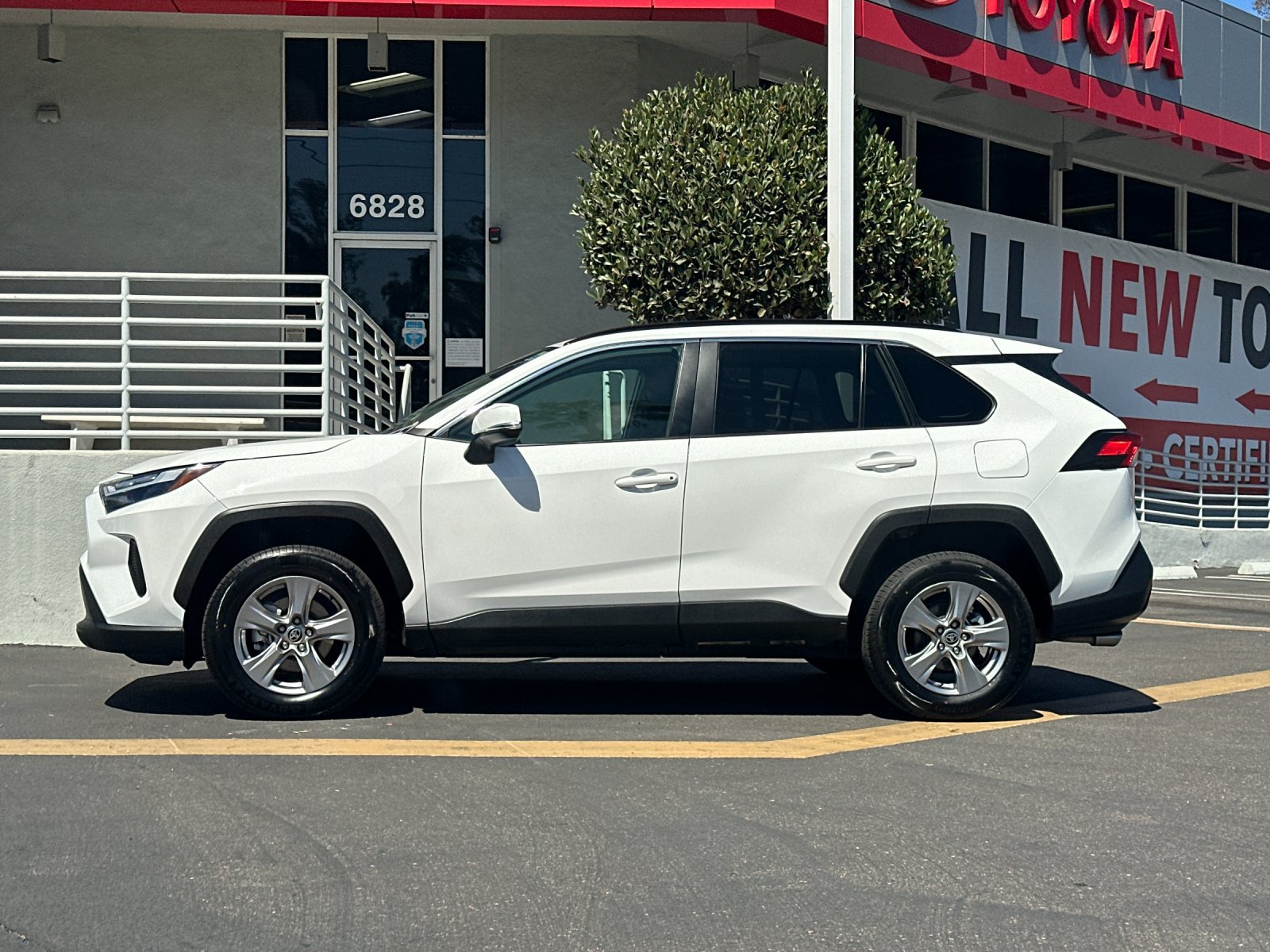 Used 2025 Toyota RAV4 XLE FWD image 2