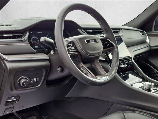 Used 2023 Jeep Grand Cherokee Overland AWD/4WD image 10