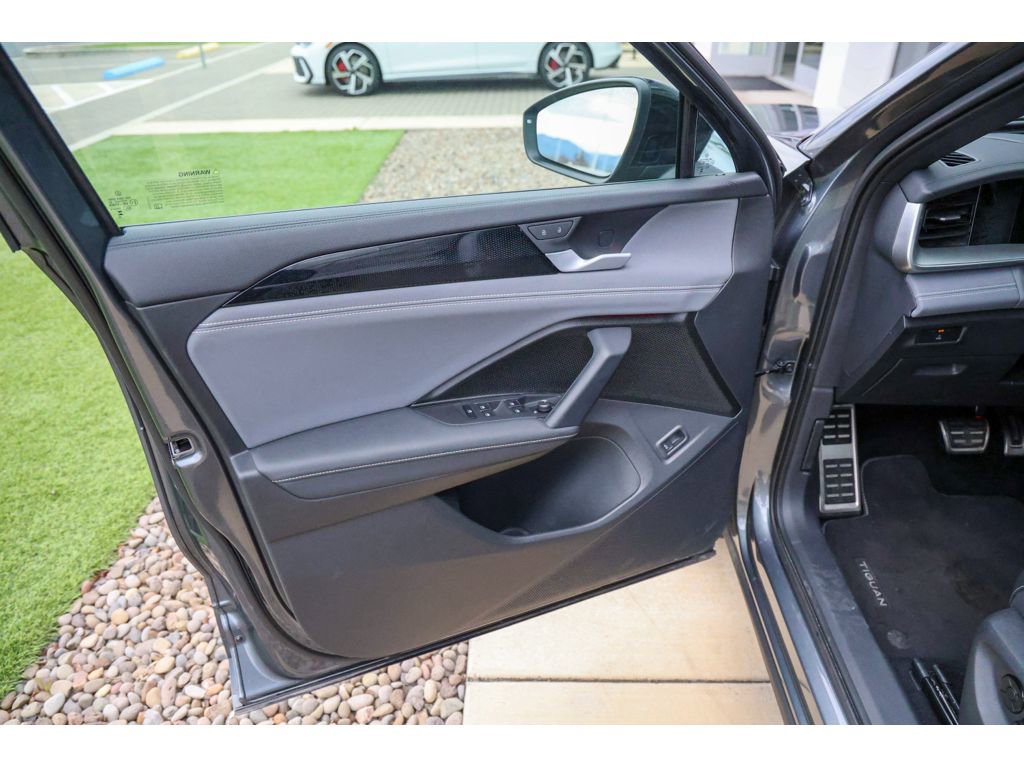 Used 2025 Volkswagen Tiguan SE R-Line image 10