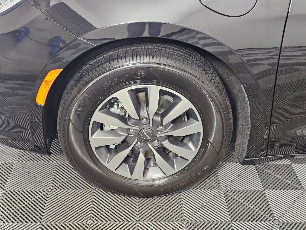 Used 2022 Chrysler Pacifica Touring-L image 11