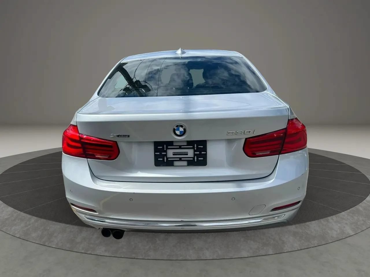 Used 2017 BMW 330i xDrive Sedan AWD/4WD image 6