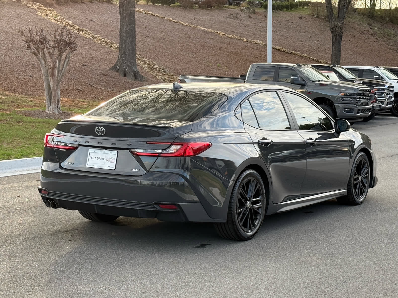Used 2025 Toyota Camry SE image 5