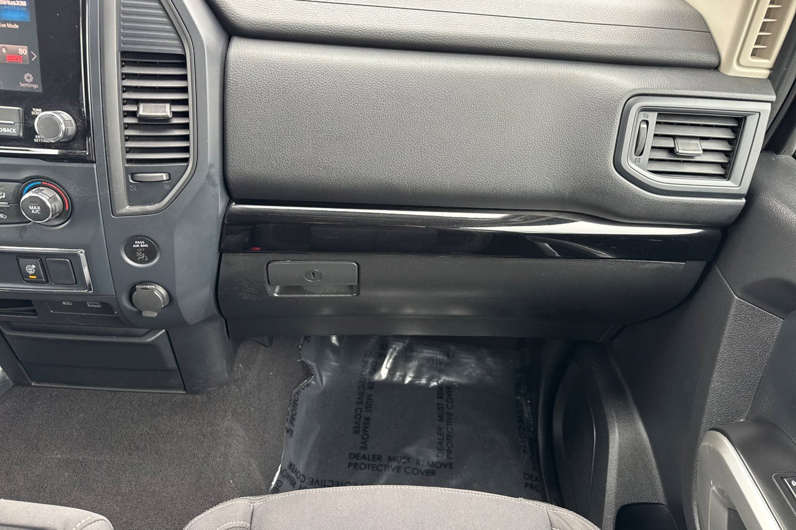 Used 2023 Nissan Titan SV image 28