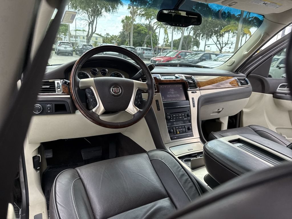 Used 2013 Cadillac Escalade Platinum RWD image 35
