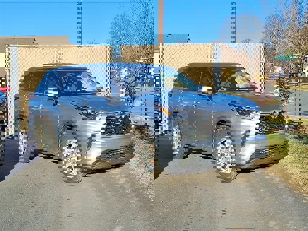 Used 2022 Toyota Highlander L image 1