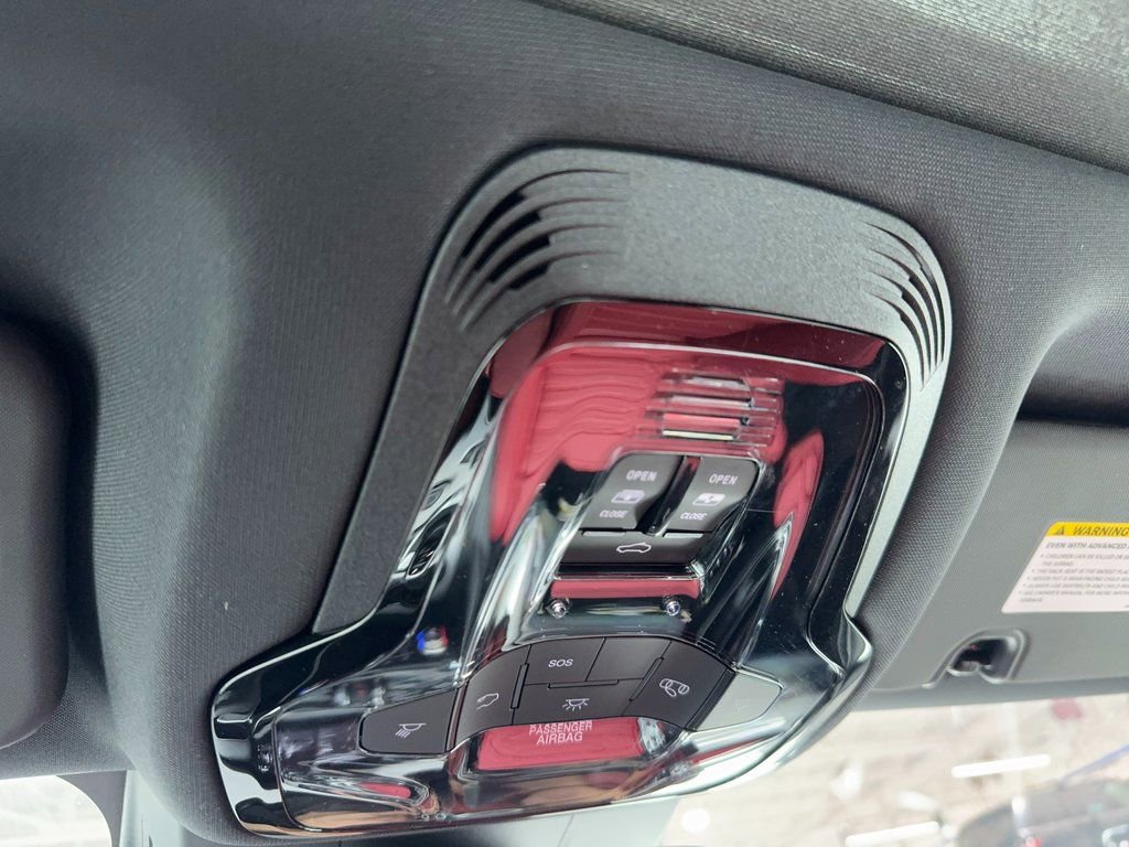 New 2025 Alfa Romeo Giulia Base image 32