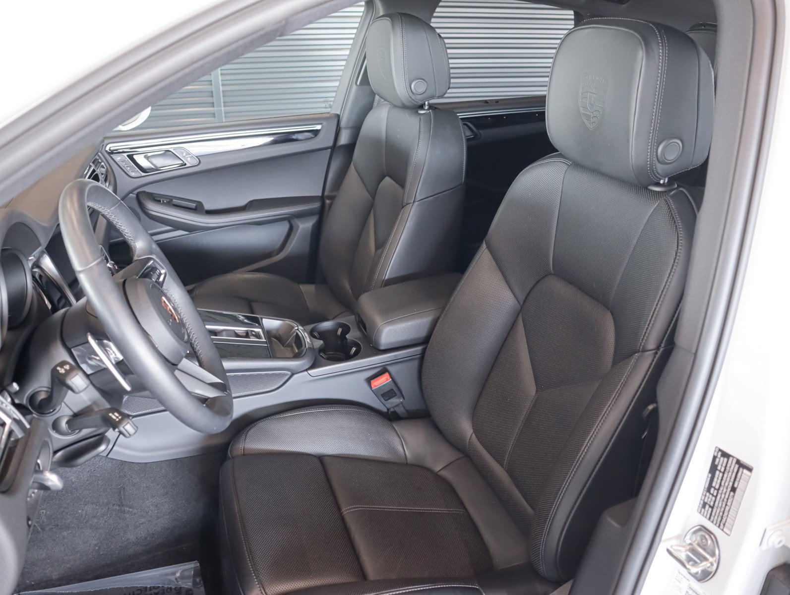 Certified 2024 Porsche Macan image 5