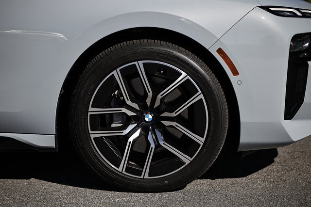 Used 2025 BMW 740i xDrive image 5