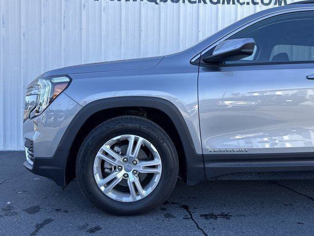 Used 2023 GMC Terrain SLE w/ Driver Convenience Package image 2