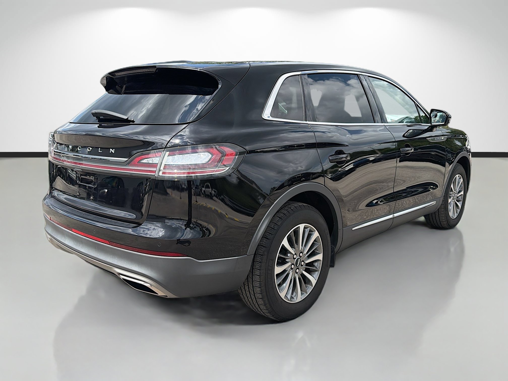 Used 2022 Lincoln Nautilus FWD w/ Premium Package image 5