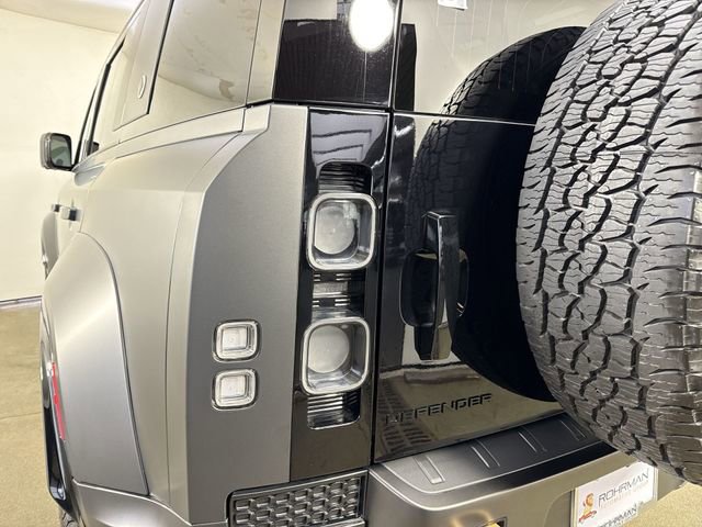 Used 2025 Land Rover Defender 110 AWD/4WD image 30