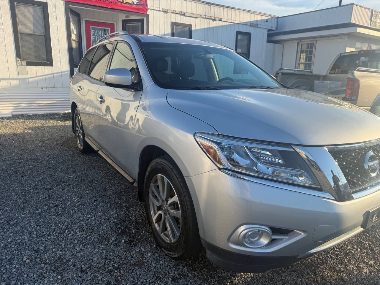Used 2014 Nissan Pathfinder SV w/ Trailer Tow Package FWD image 4