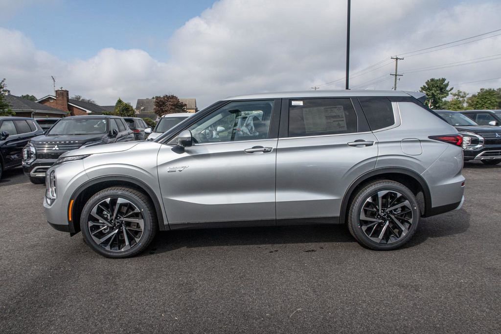 New 2024 Mitsubishi Outlander 4WD Plug-In Hybrid image 2