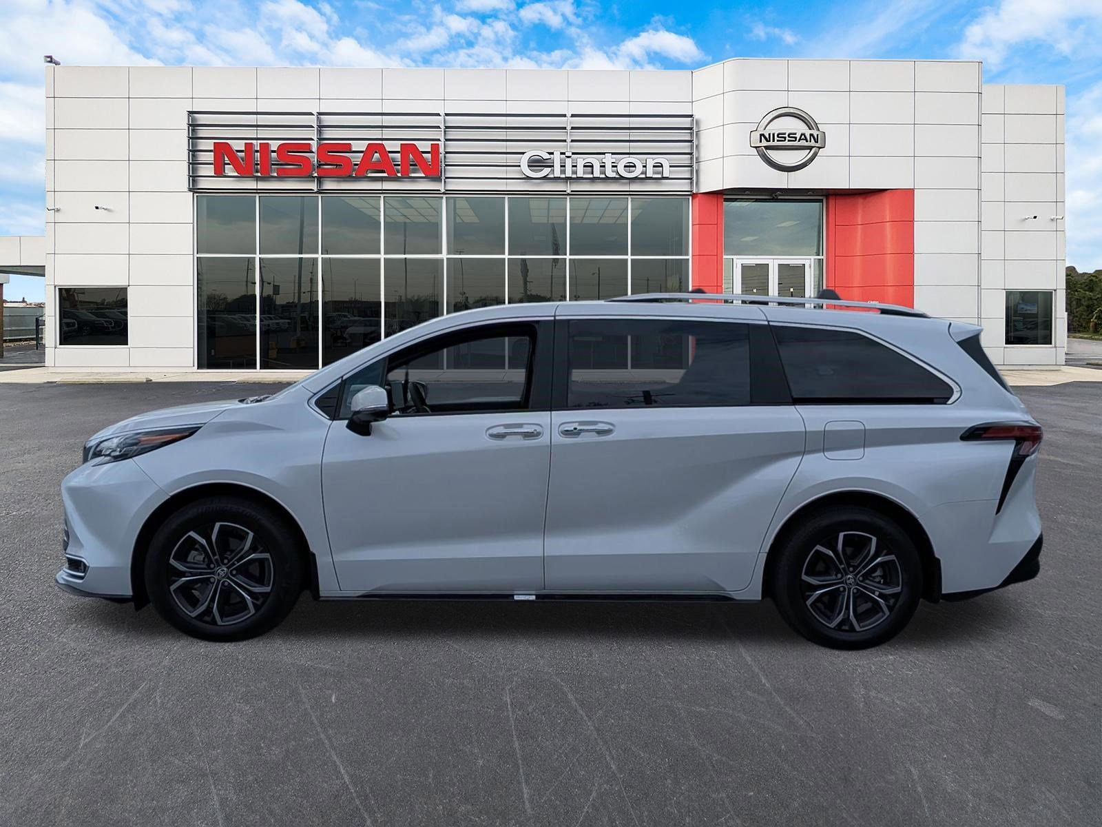 Used 2025 Toyota Sienna Platinum AWD/4WD image 6