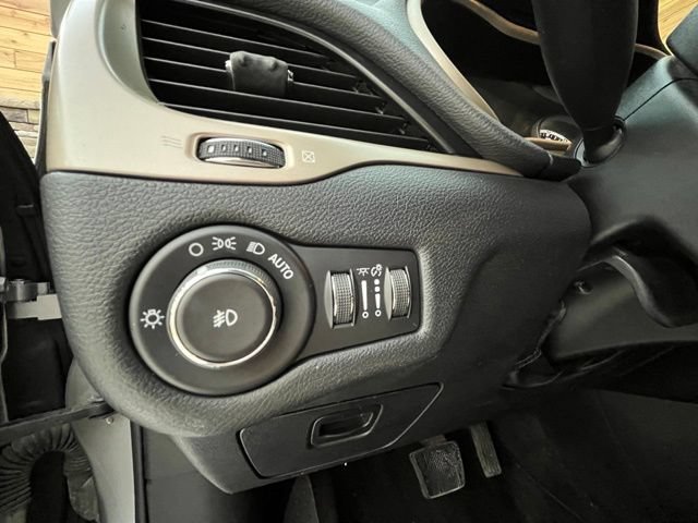 Used 2017 Jeep Cherokee Latitude w/ Cold Weather Group AWD/4WD image 28