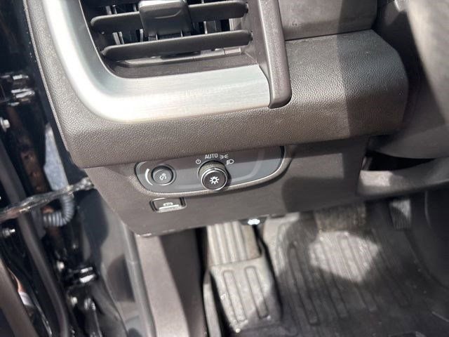 Used 2024 GMC Terrain SLE w/ Driver Convenience Package FWD image 19