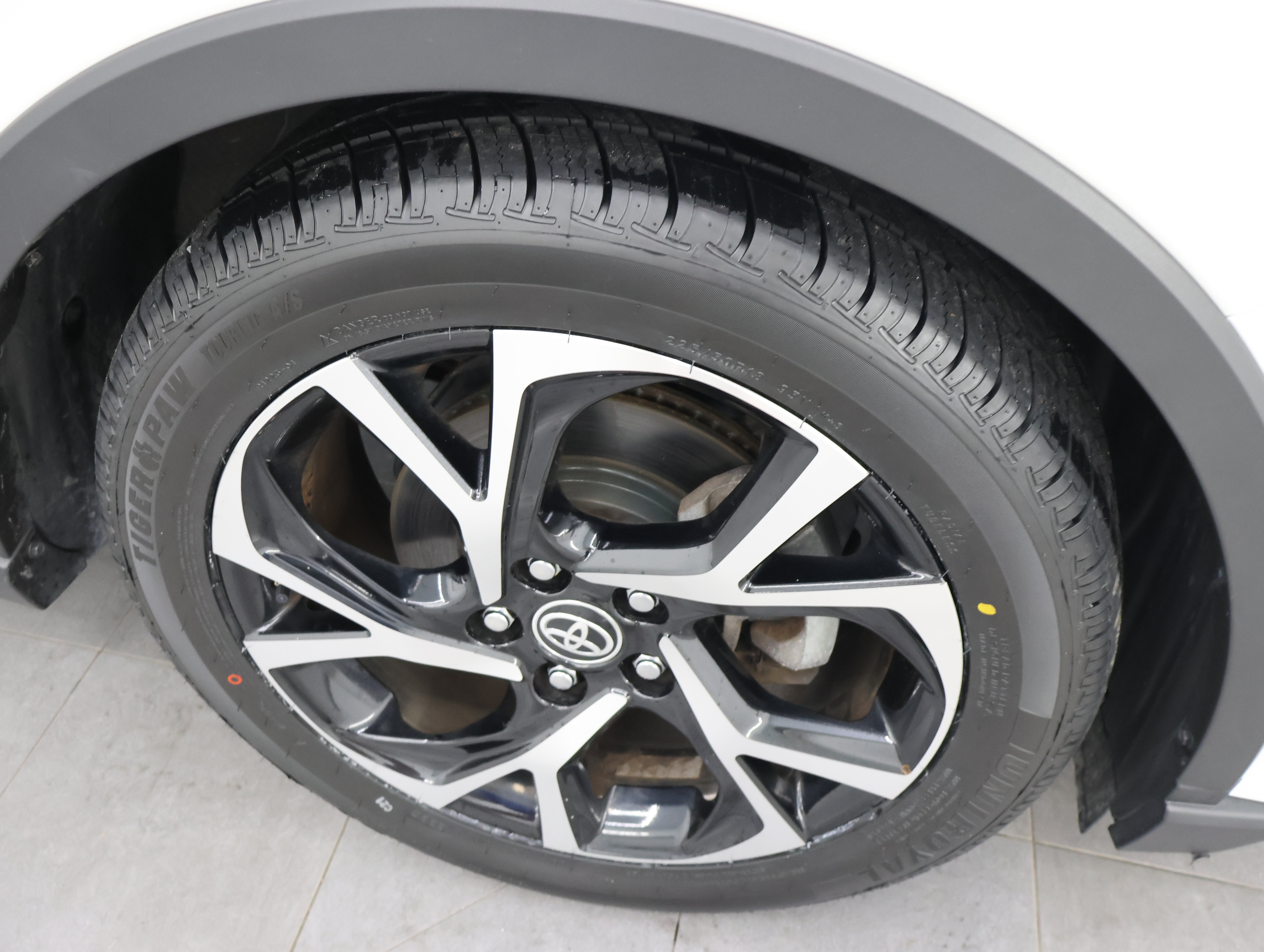 Used 2020 Toyota C-HR XLE FWD image 3