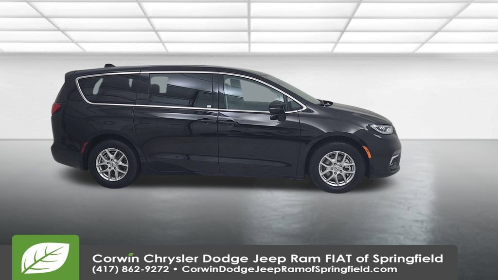 Certified 2024 Chrysler Pacifica Touring-L image 17