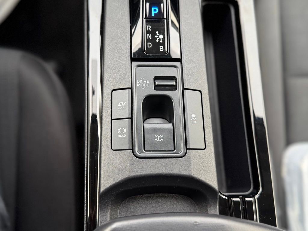 Used 2024 Toyota Prius LE image 18