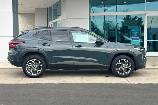 Used 2025 Chevrolet Trax LT FWD image 3
