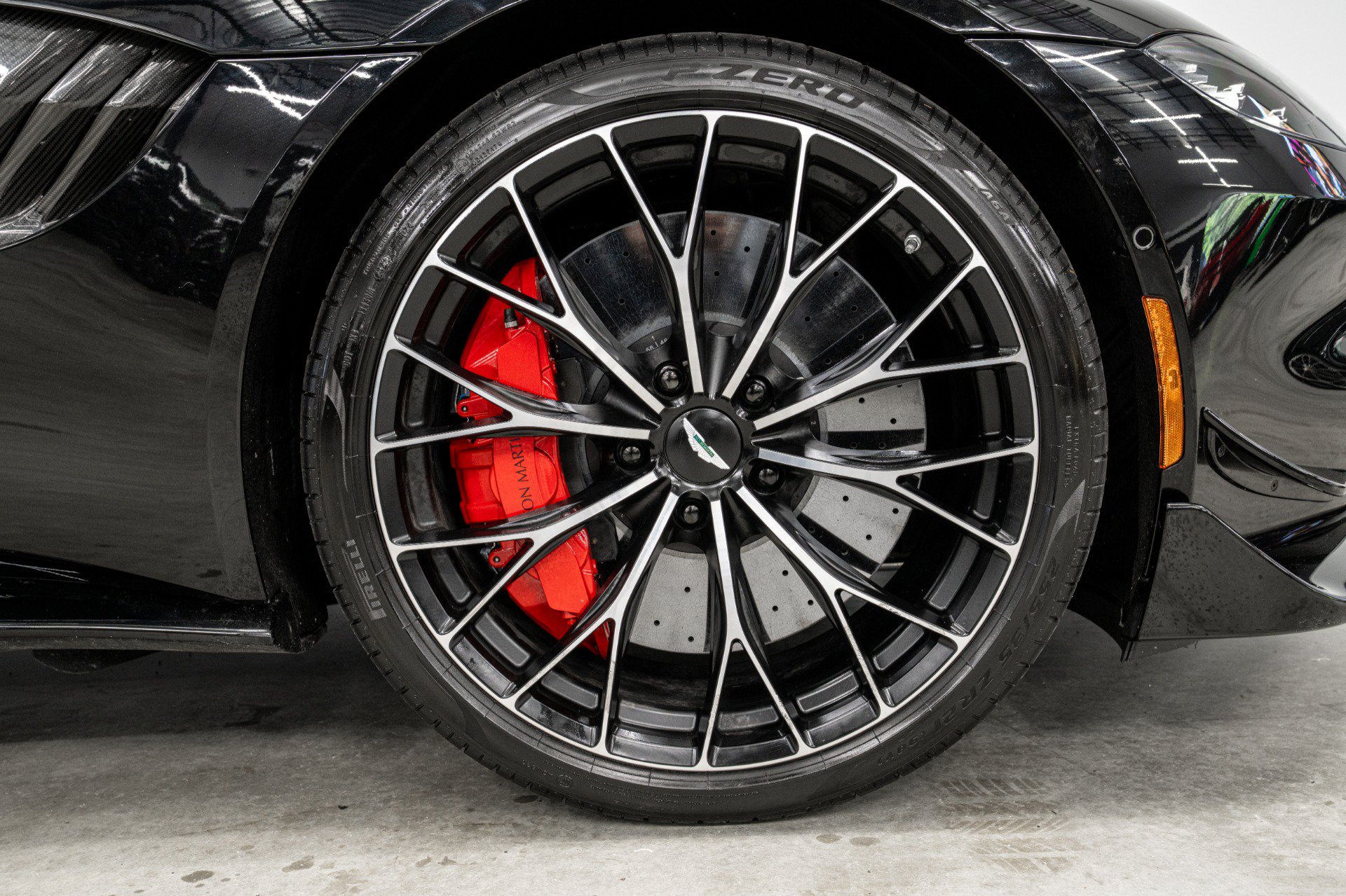 Used 2023 Aston Martin V8 Vantage Coupe RWD image 38