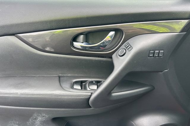 Used 2018 Nissan Rogue SV w/ Premium Package image 15