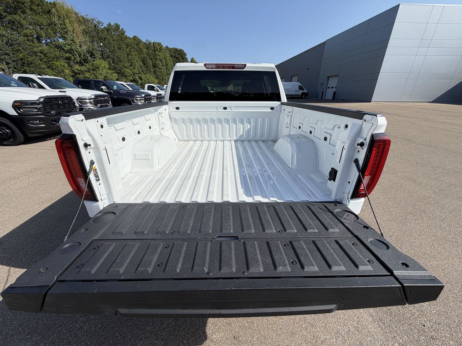 Used 2026 GMC Sierra 1500 SLT AWD/4WD image 19