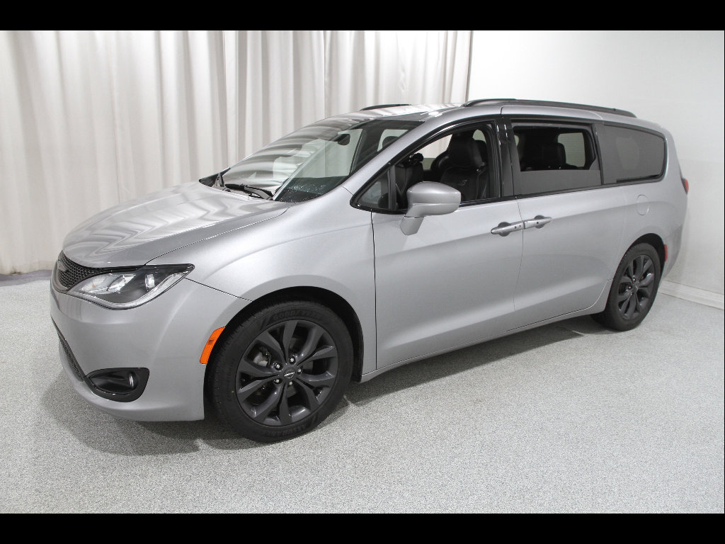 Used 2020 Chrysler Pacifica Touring-L w/ S Appearance Package FWD image 3