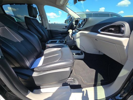 Used 2023 Chrysler Pacifica Touring-L image 8