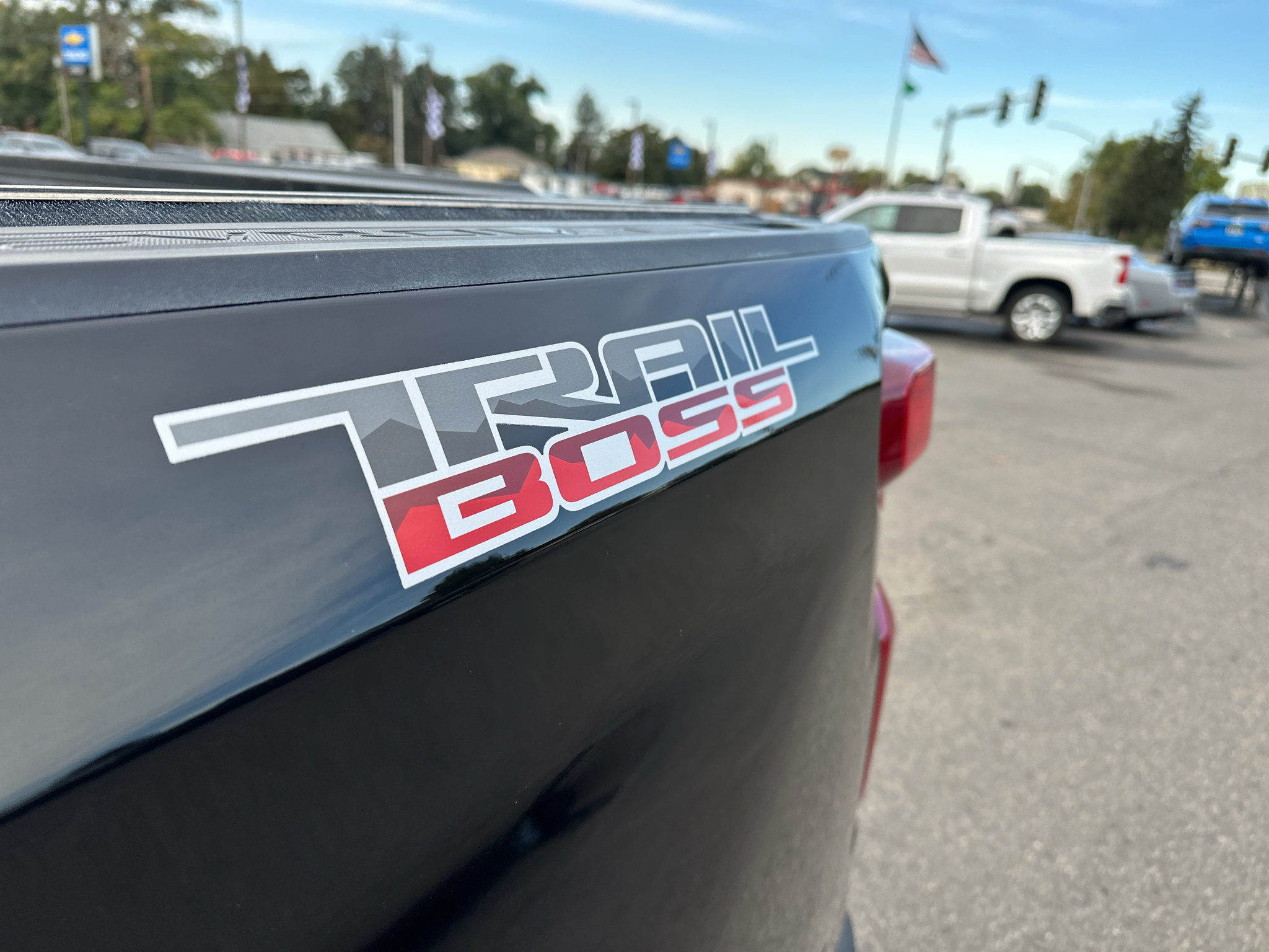 Used 2020 Chevrolet Silverado 1500 LT Trail Boss w/ Midnight Edition AWD/4WD image 11