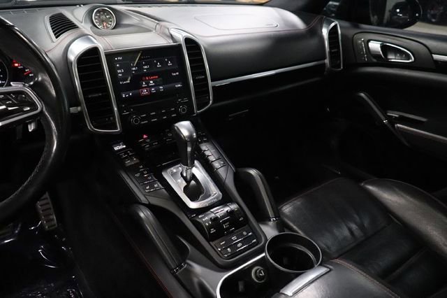Used 2017 Porsche Cayenne Turbo AWD/4WD image 31