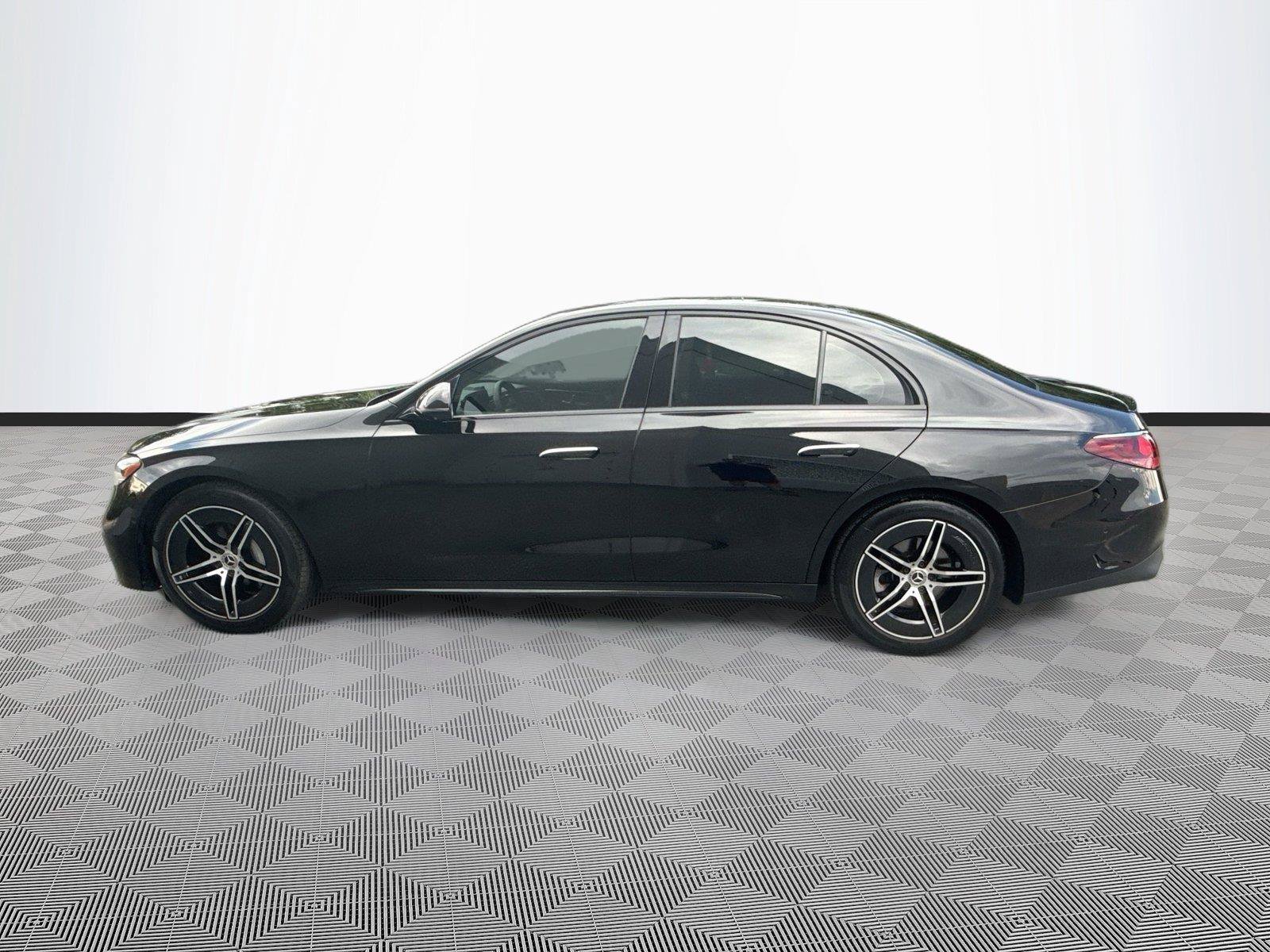 Used 2024 Mercedes-Benz E 350 4MATIC Sedan image 4