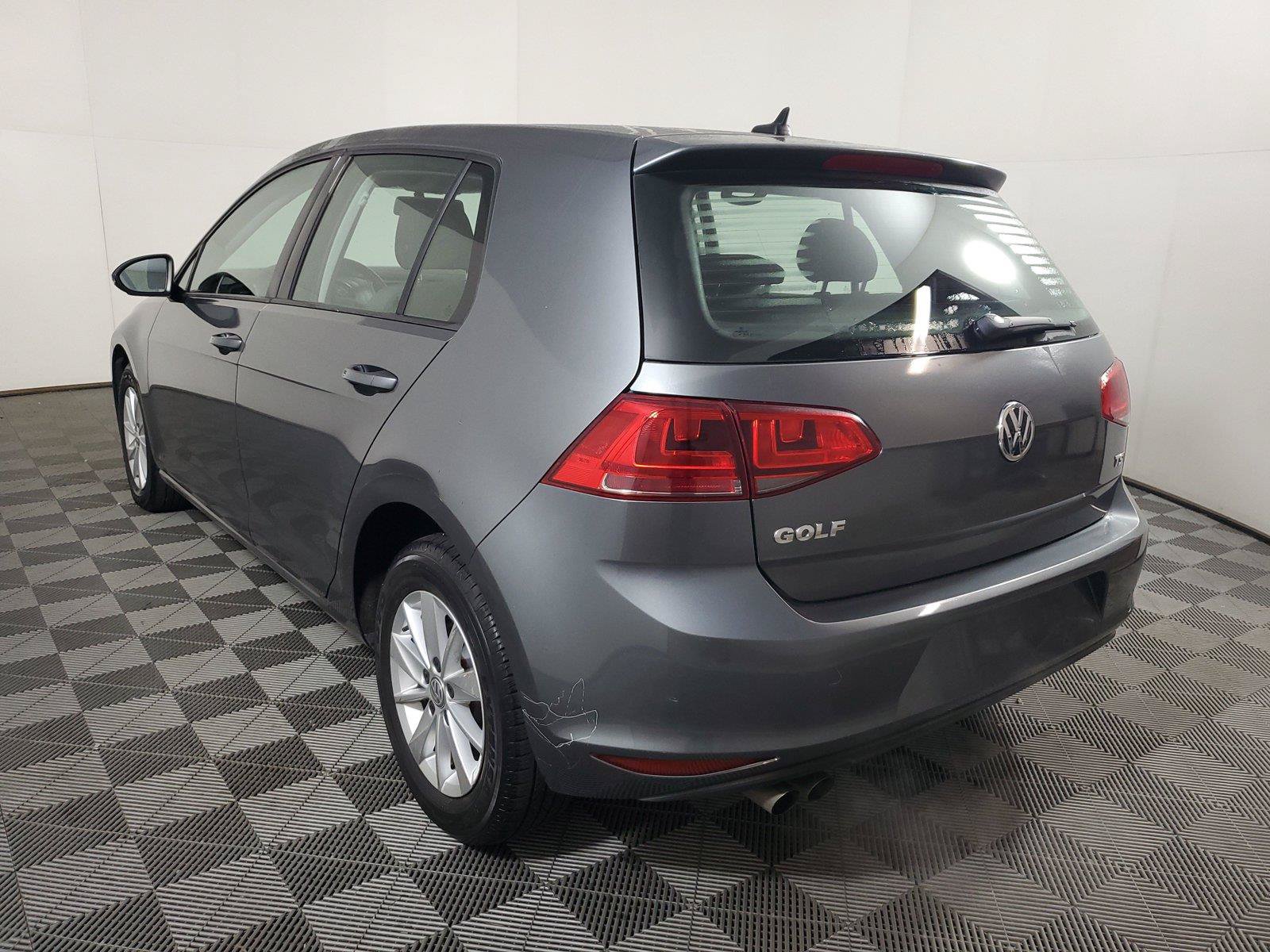 Used 2017 Volkswagen Golf 4-Door FWD image 6