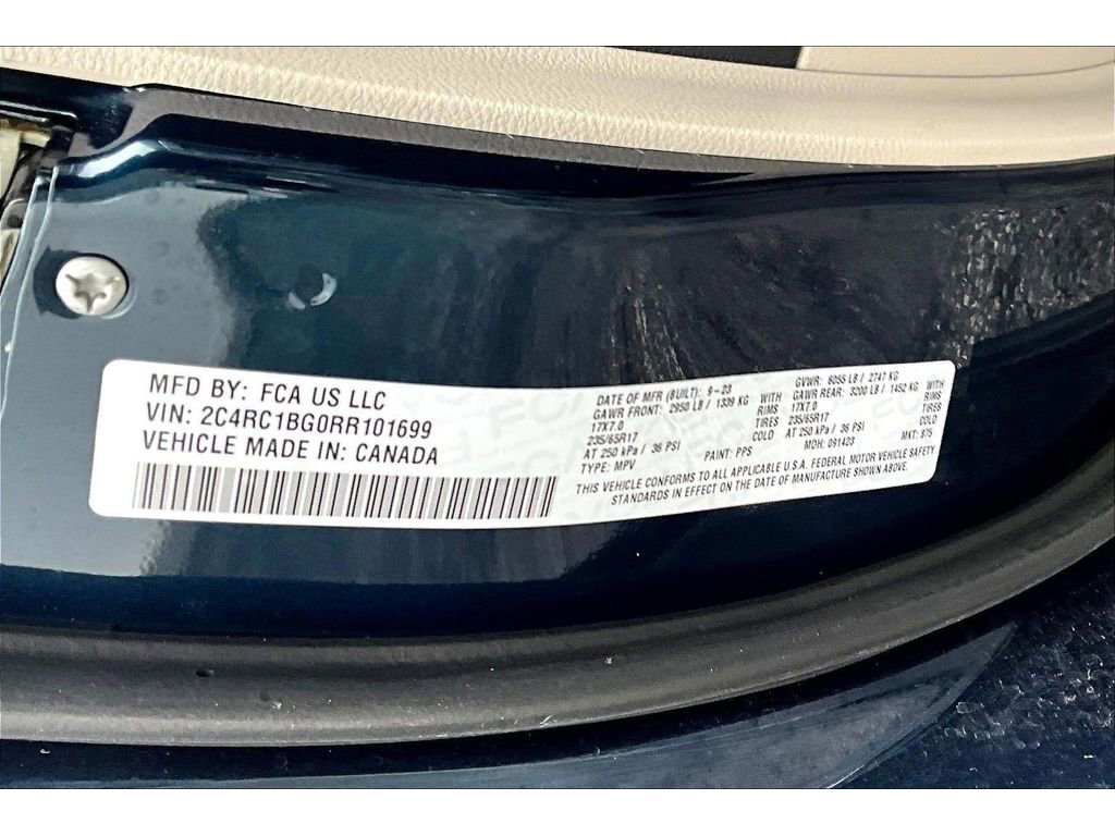 Used 2024 Chrysler Pacifica Touring-L image 37