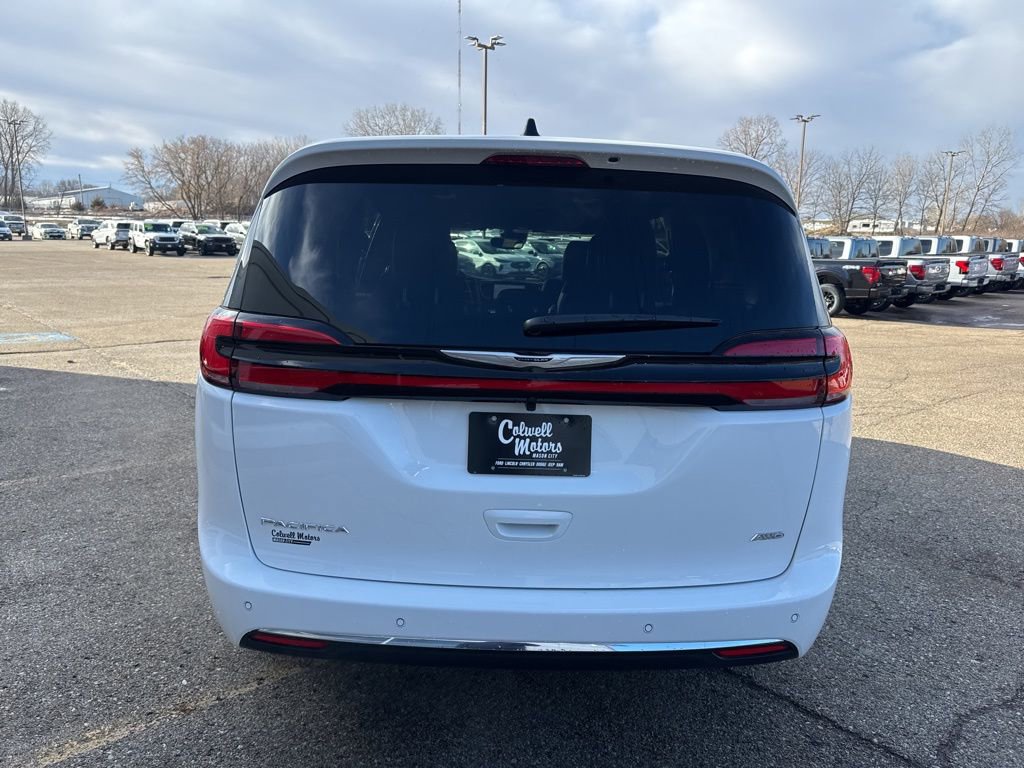 New 2026 Chrysler Pacifica Select image 3