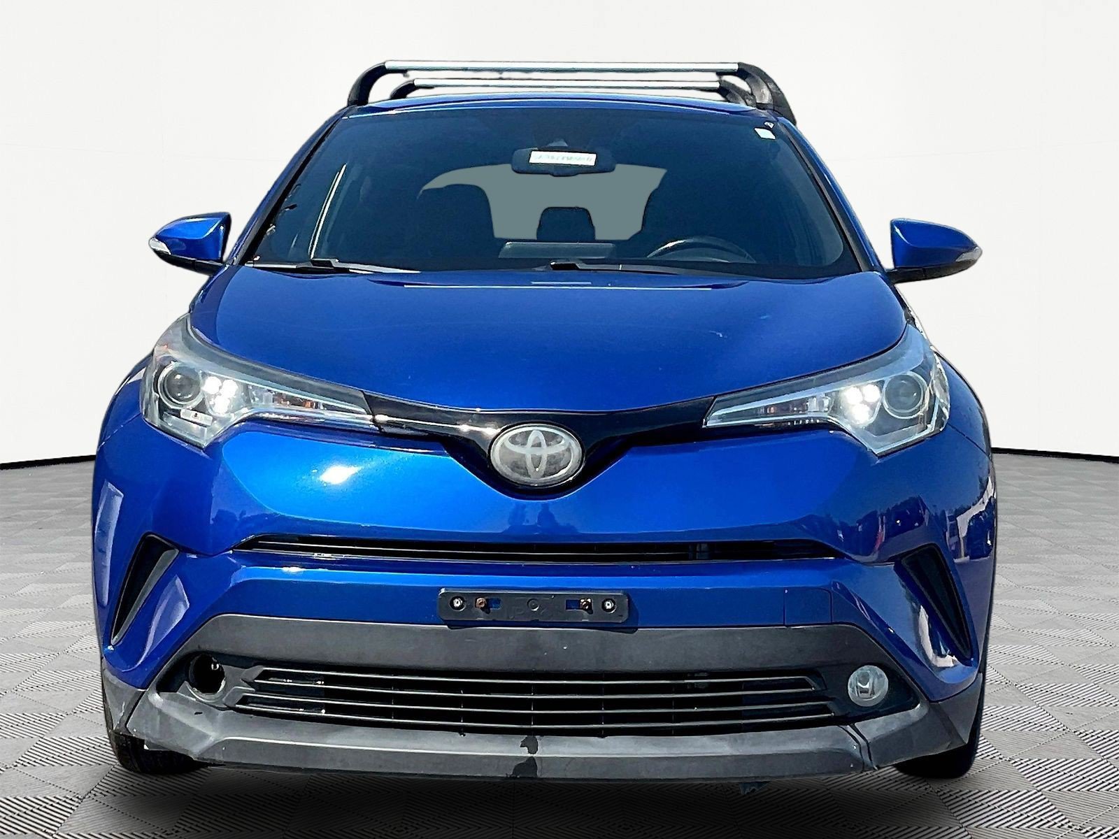 Used 2018 Toyota C-HR XLE FWD image 2