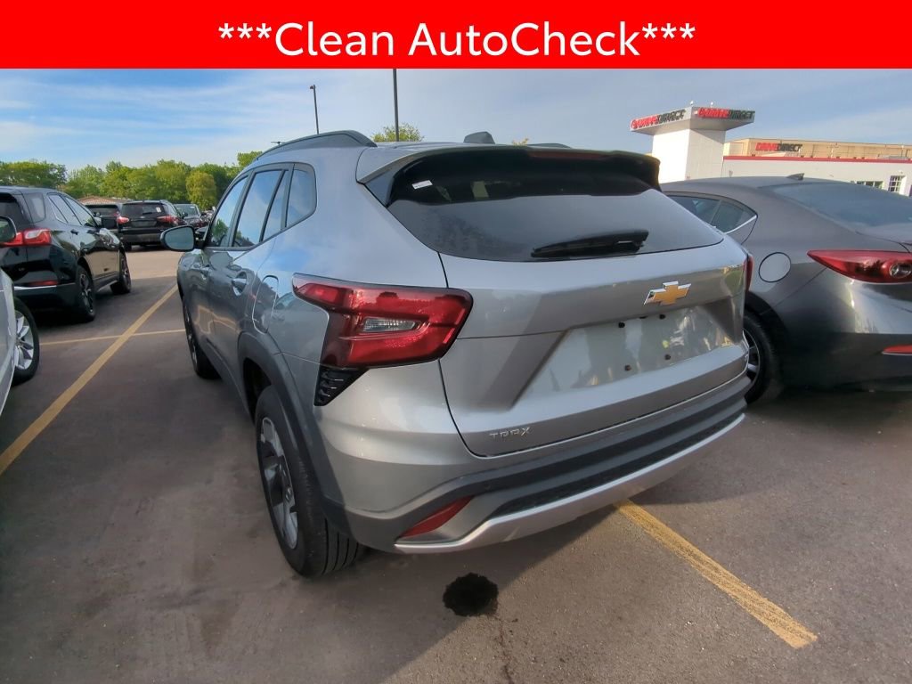 Used 2025 Chevrolet Trax LT w/ Driver Confidence Package FWD image 4