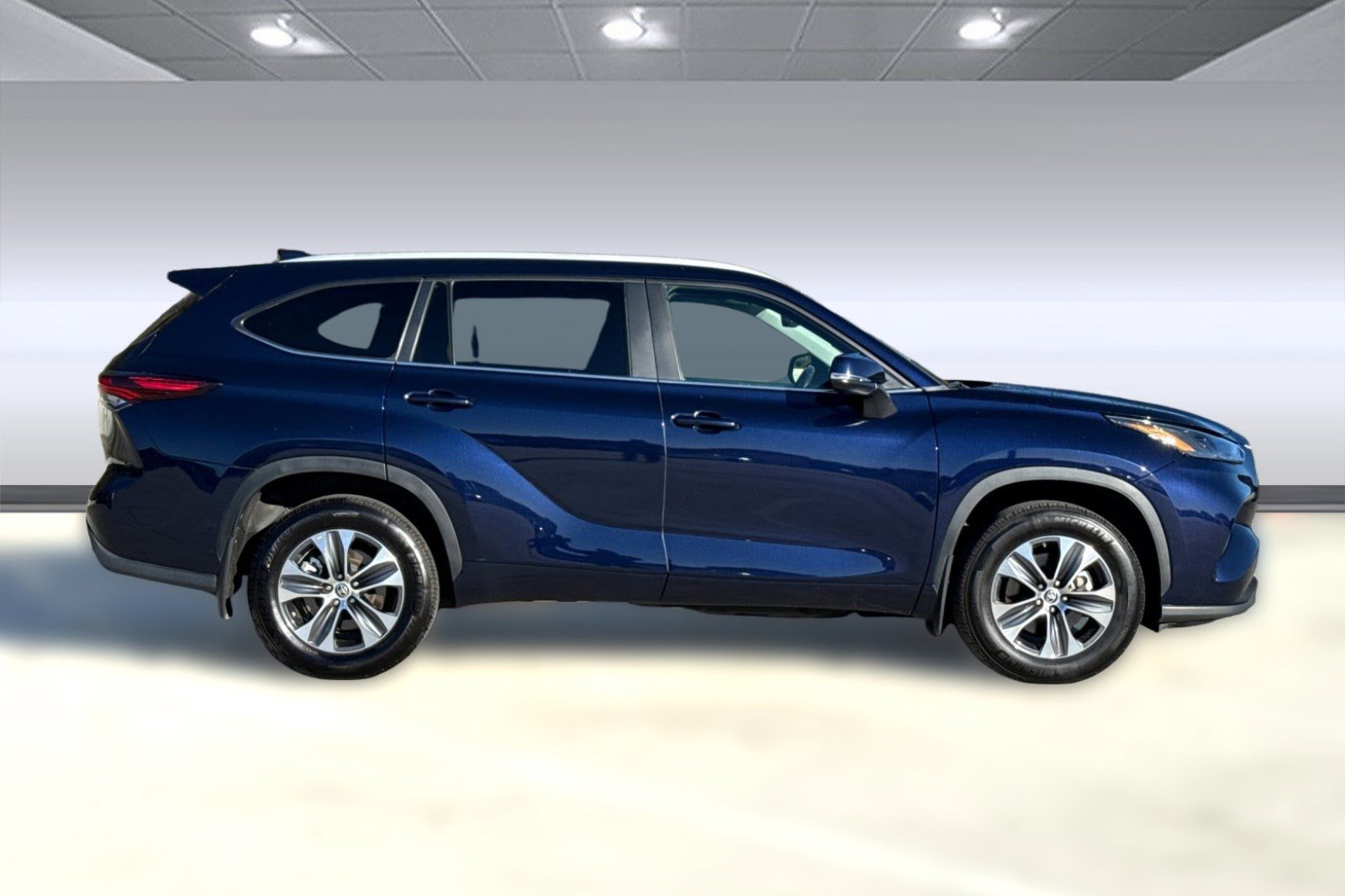 Used 2024 Toyota Highlander XLE image 7