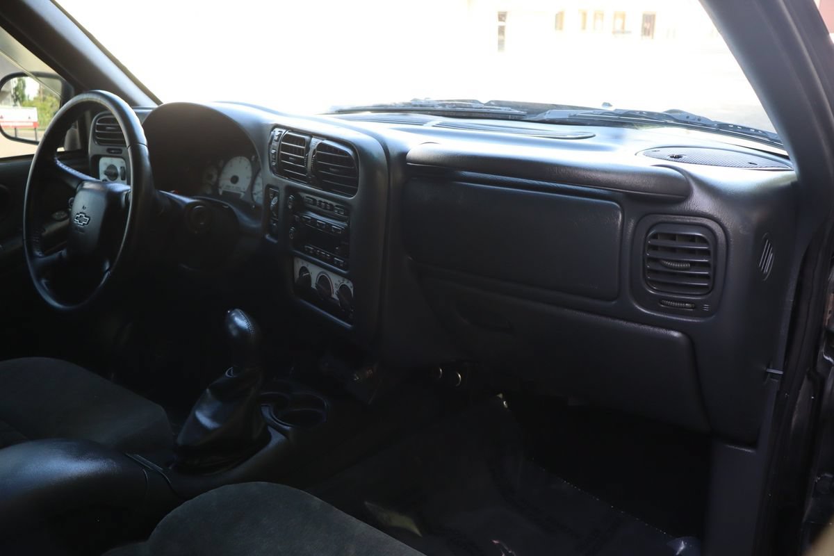 Used 2002 Chevrolet Blazer LS w/ Preferred Equipment Group AWD/4WD image 15