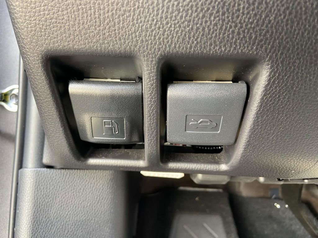 Used 2025 Toyota RAV4 LE FWD image 28