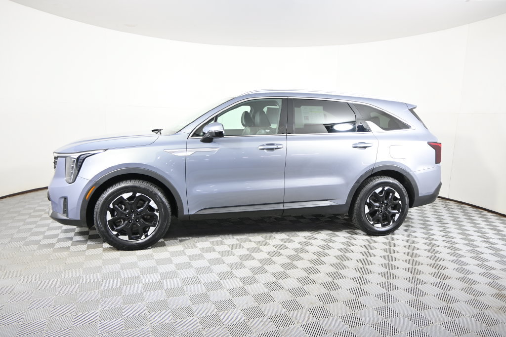 Used 2025 Kia Sorento S FWD image 2