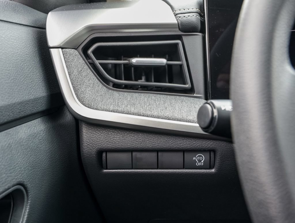 Used 2025 Nissan Kicks SV FWD image 31