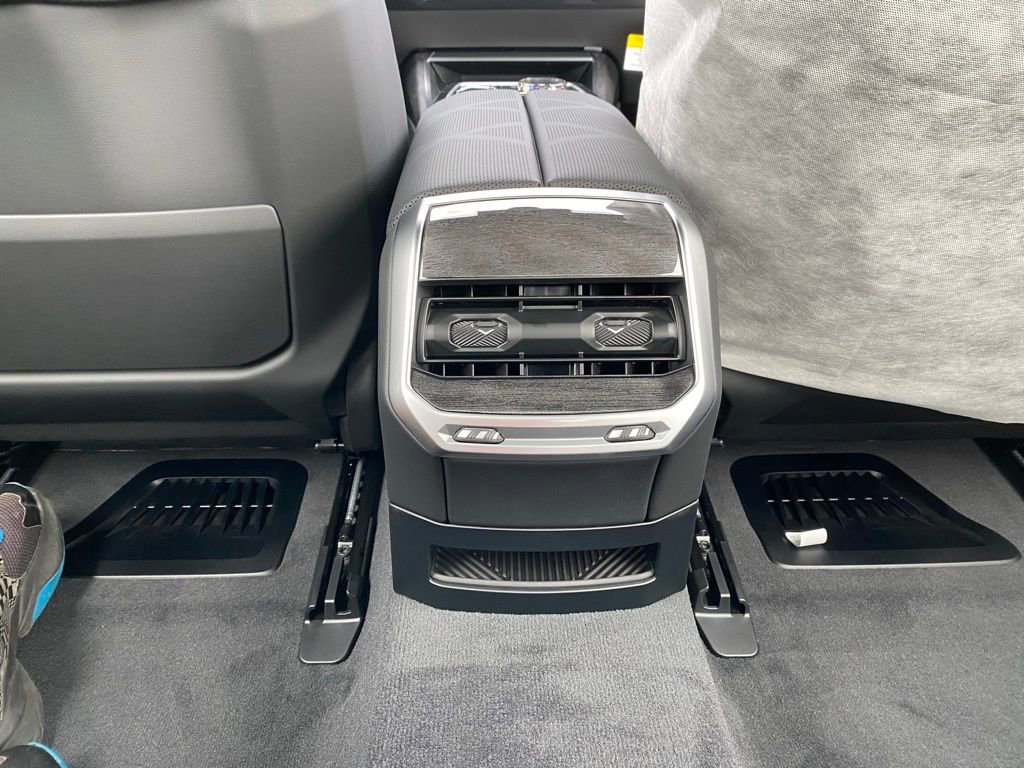 New 2026 BMW 750e xDrive w/ Executive Package image 11