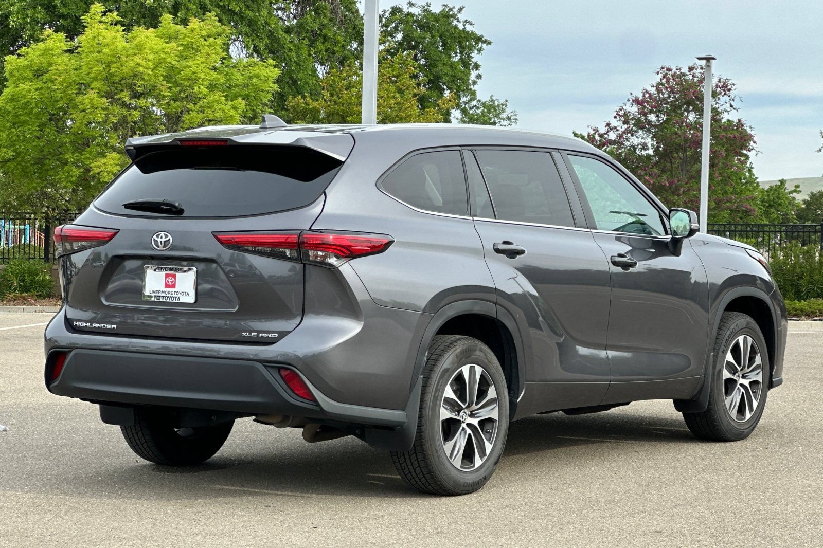 Used 2023 Toyota Highlander XLE AWD/4WD image 4