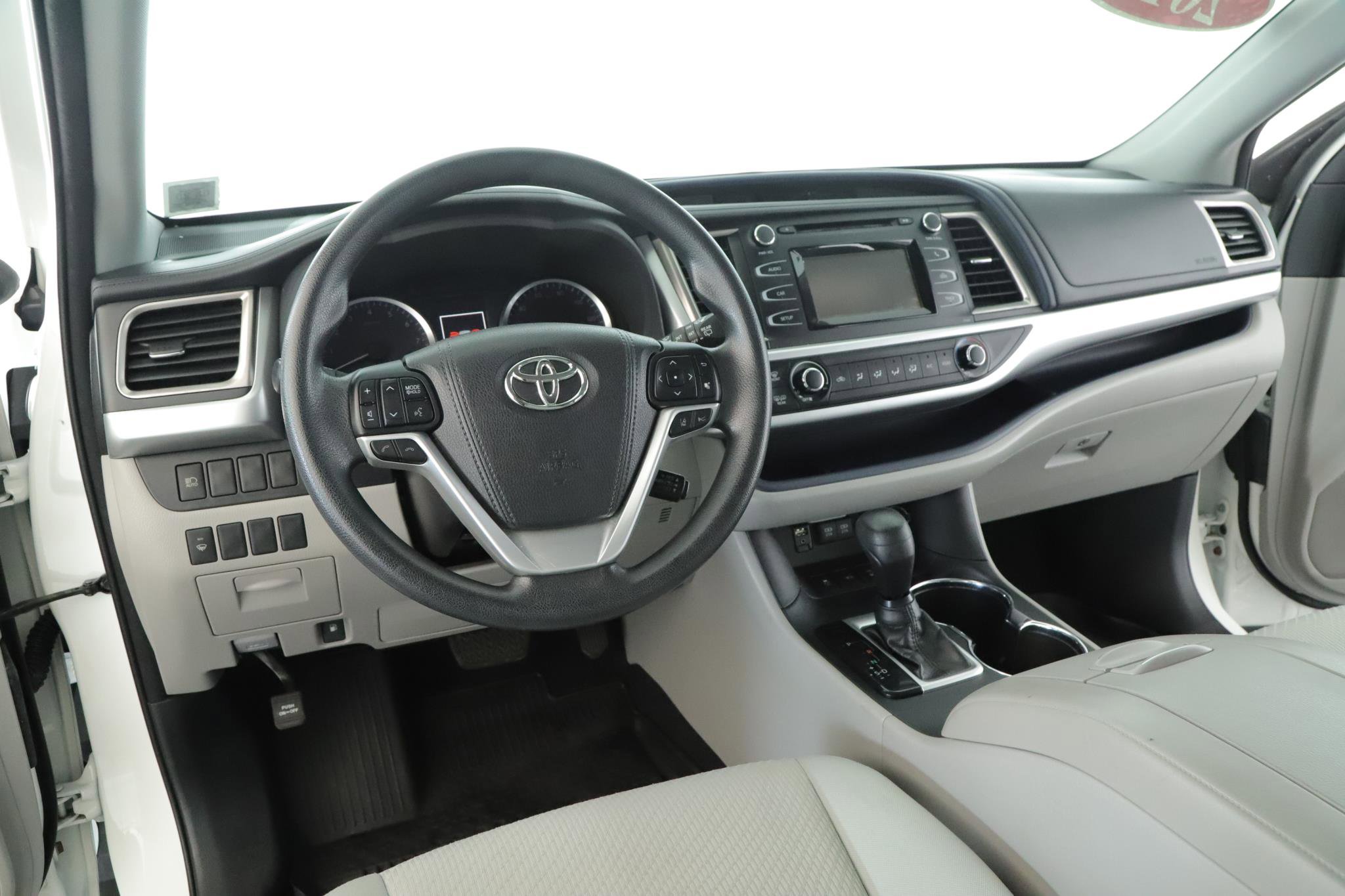 Used 2018 Toyota Highlander LE AWD/4WD image 2