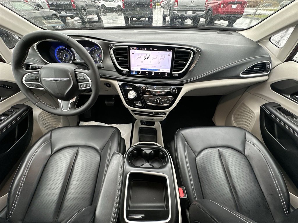 Used 2023 Chrysler Pacifica Touring-L image 20